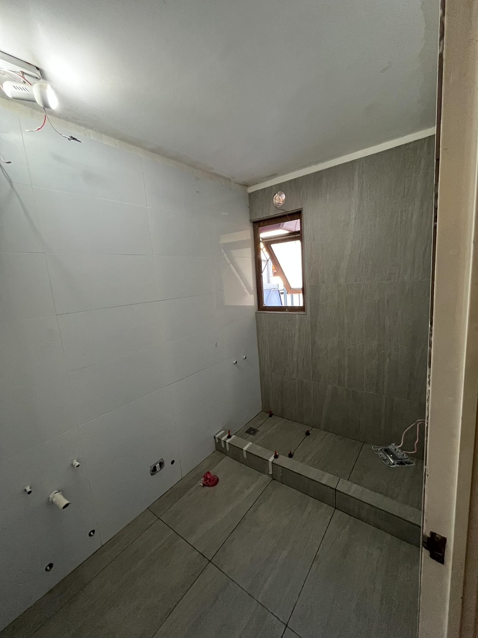 Avance de remodelación de ducha con porcelanato
