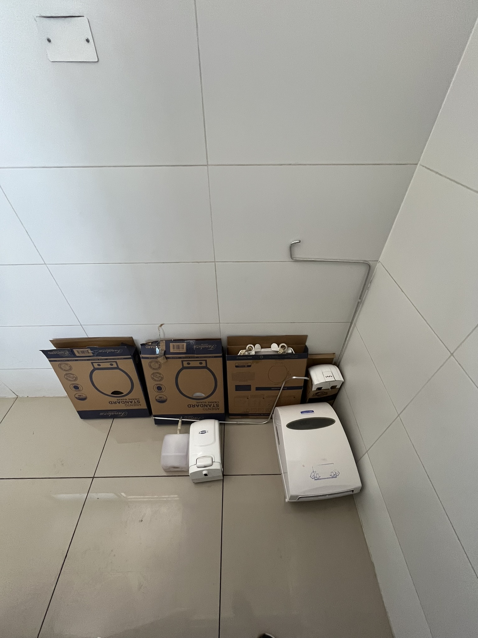Cambio de accesorios en baño corporativo