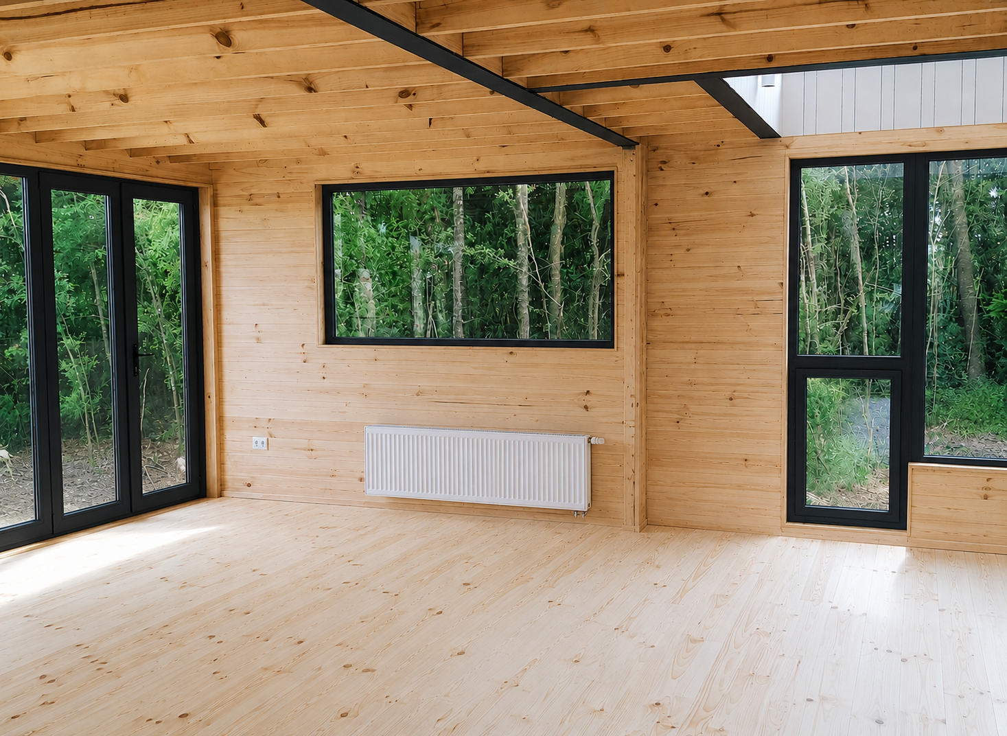 Interior de casa de madera moderna con ventanales negros