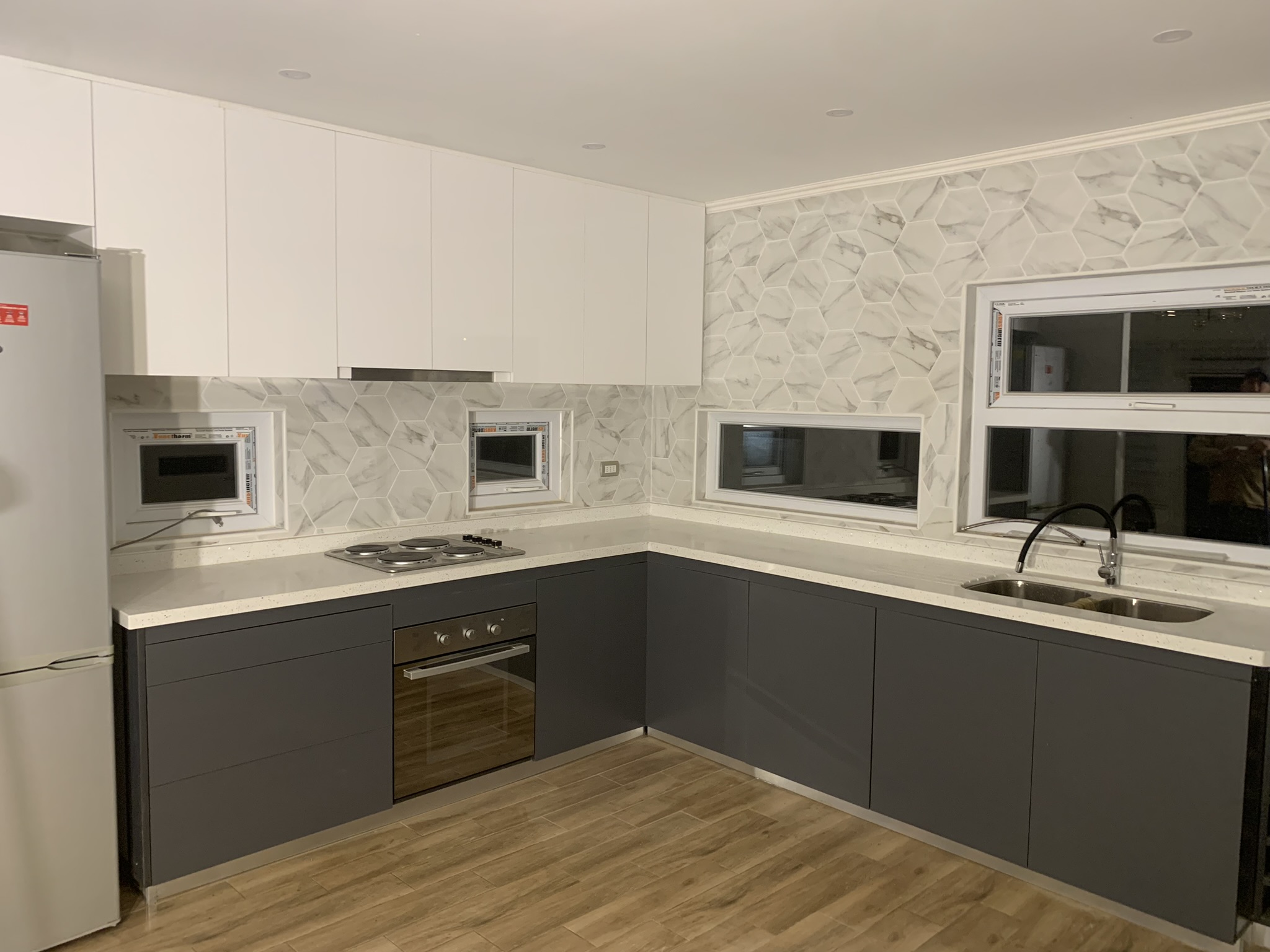 Cocina blanco y negro con cubierta de cuarzo