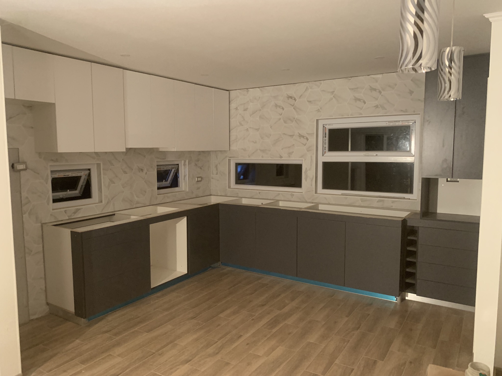 Cocina minimalista con muebles negros y blancos