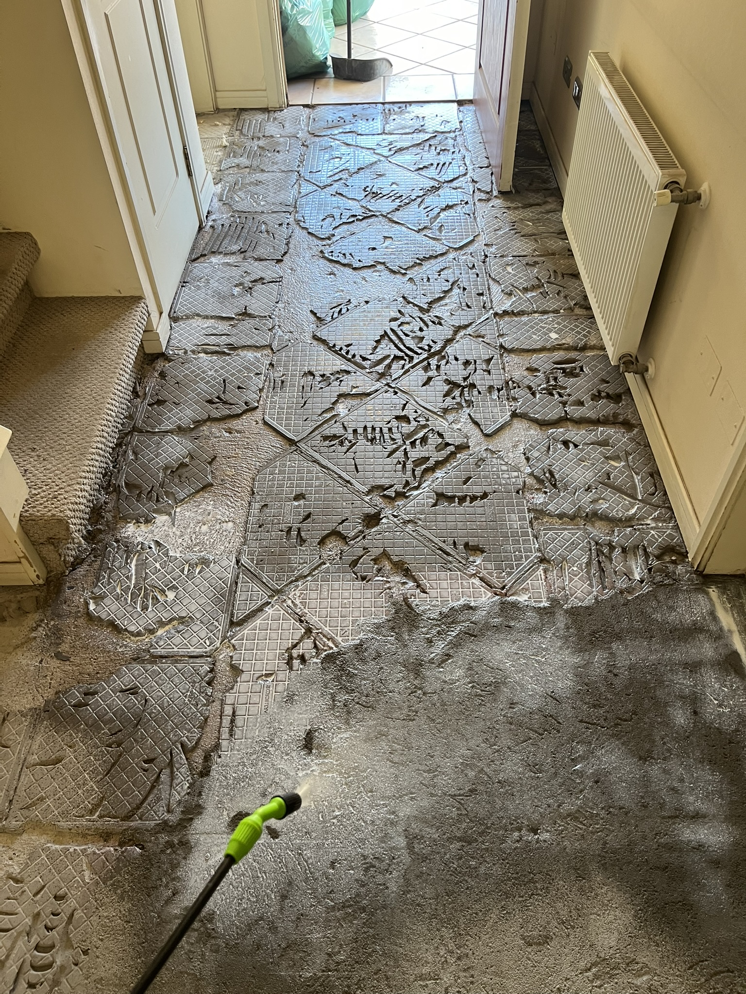 Retiro de piso cerámico antiguo en remodelación de casa