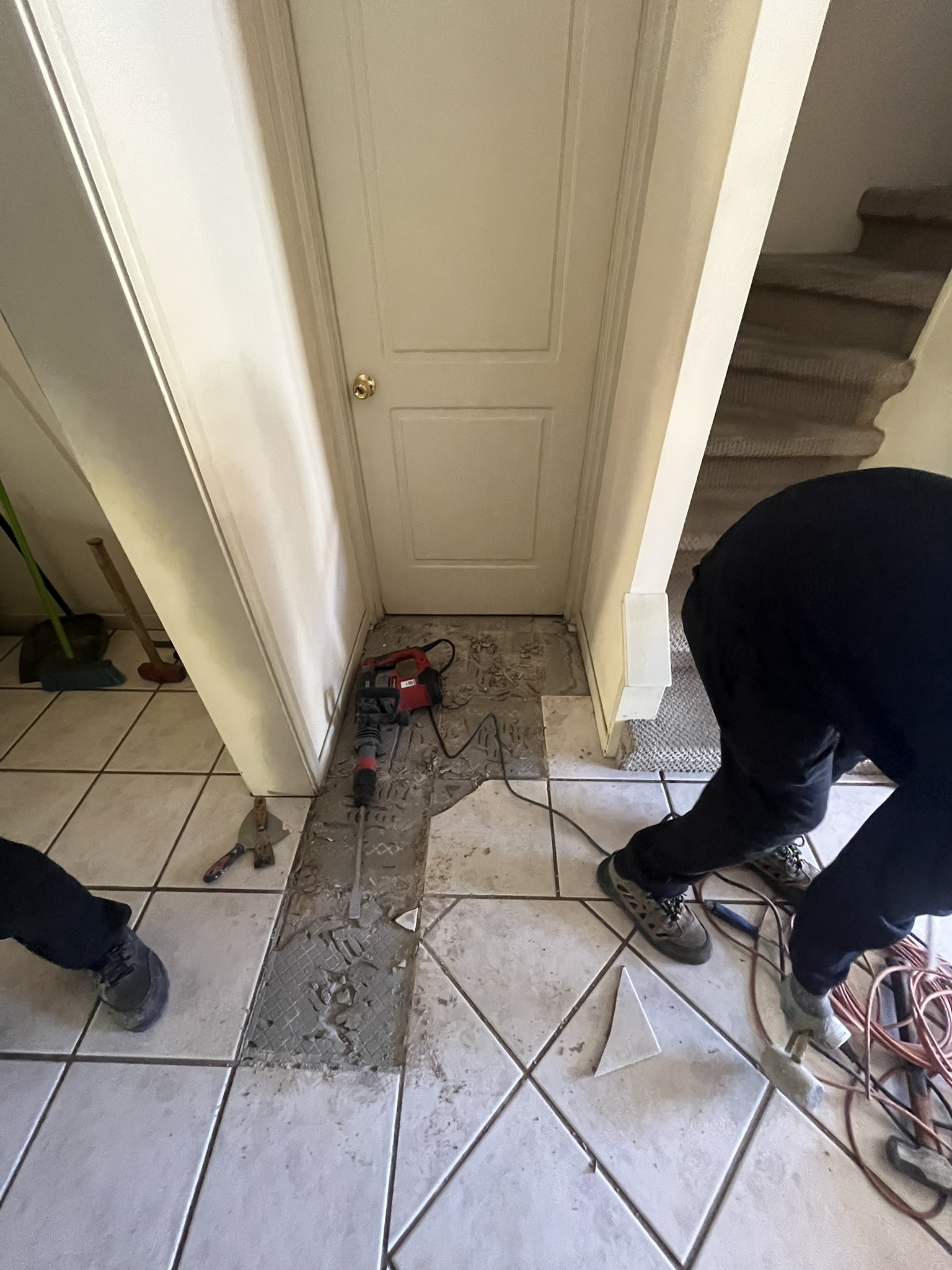 Demolición de piso cerámico durante remodelación de casa