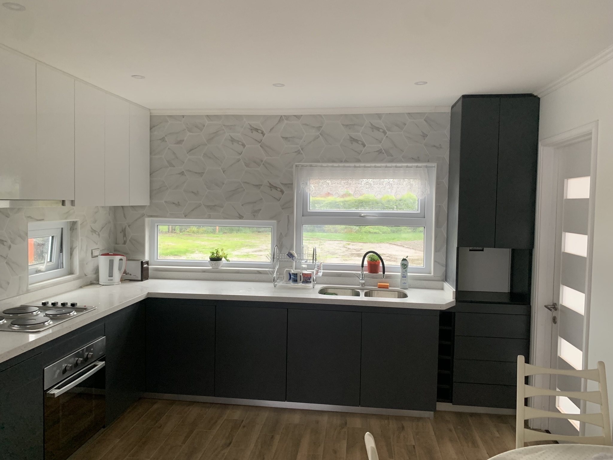 Detalle de cocina remodelada estilo moderno