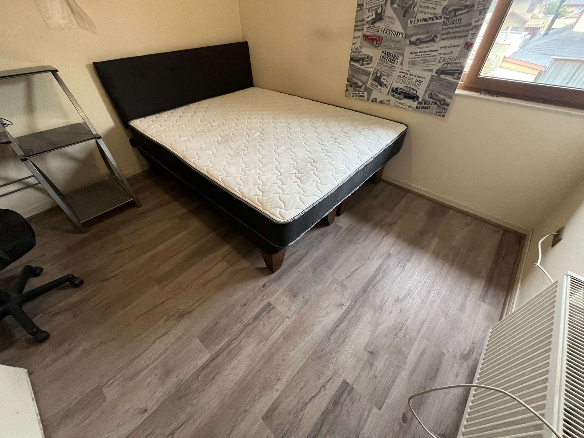 Dormitorio renovado con piso vinílico tipo madera
