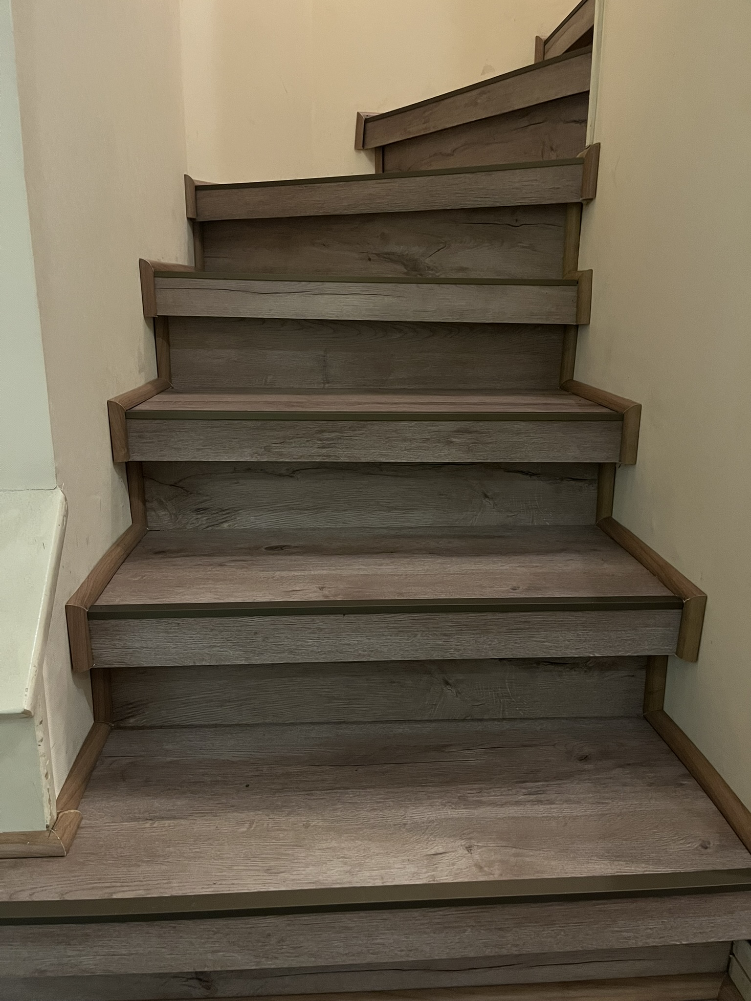 Escalera revestida con piso flotante tipo madera