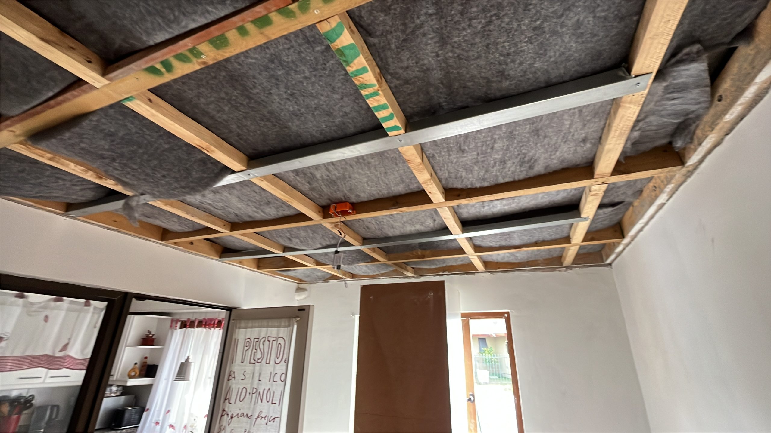 Estructura de cielo falso y aislación durante obra de cocina