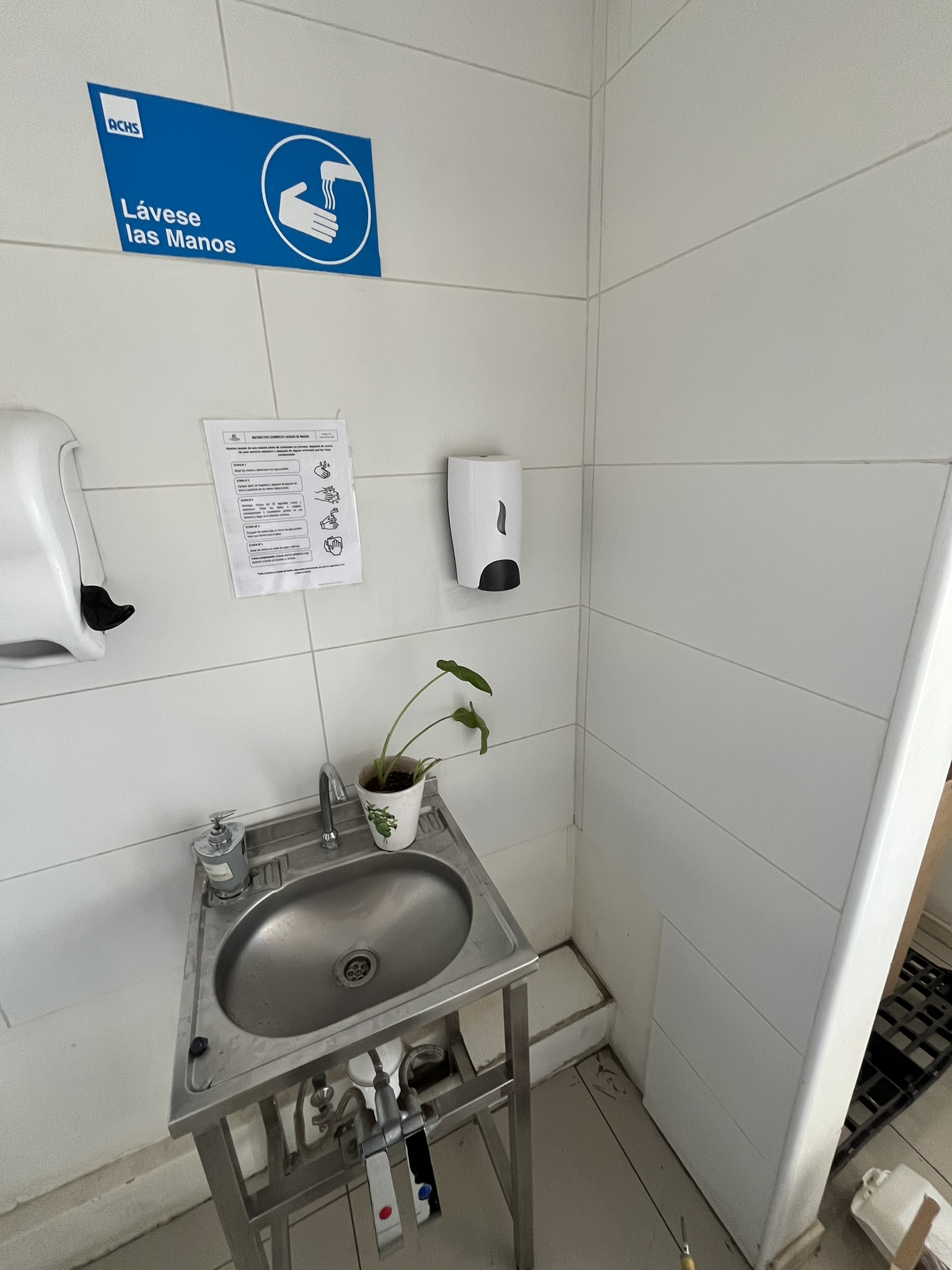 Instalación de dispensador en baño de empresa