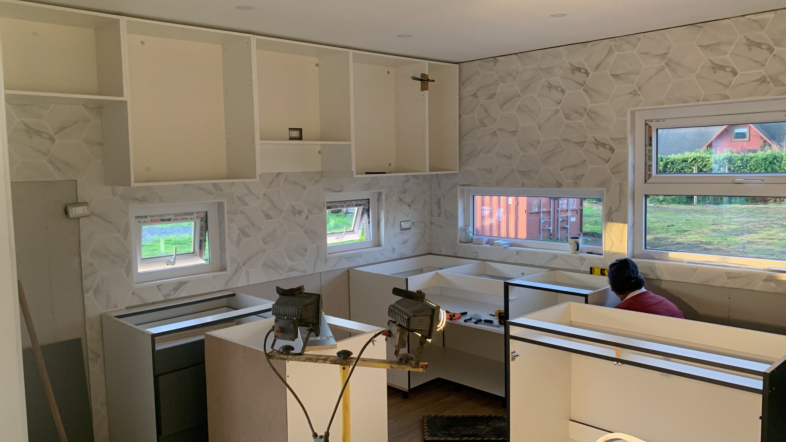 Instalación de muebles de cocina moderna en melamina
