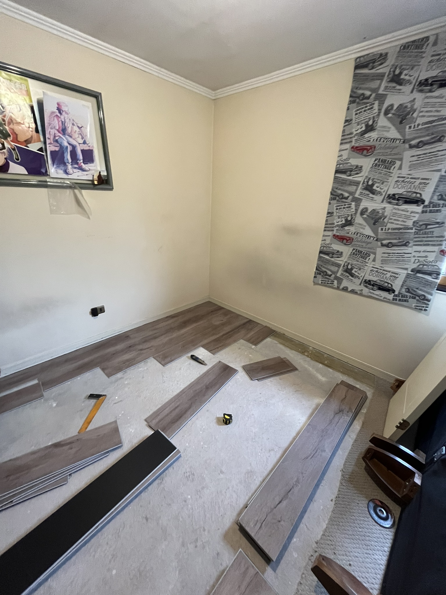Instalación de piso flotante en dormitorio