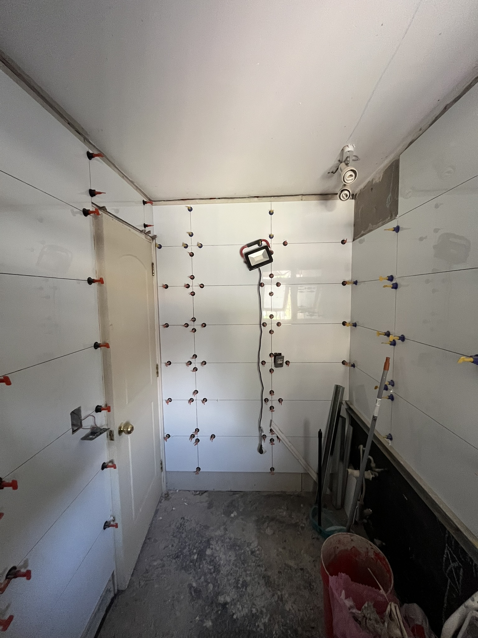 Instalación de porcelanato en baño moderno