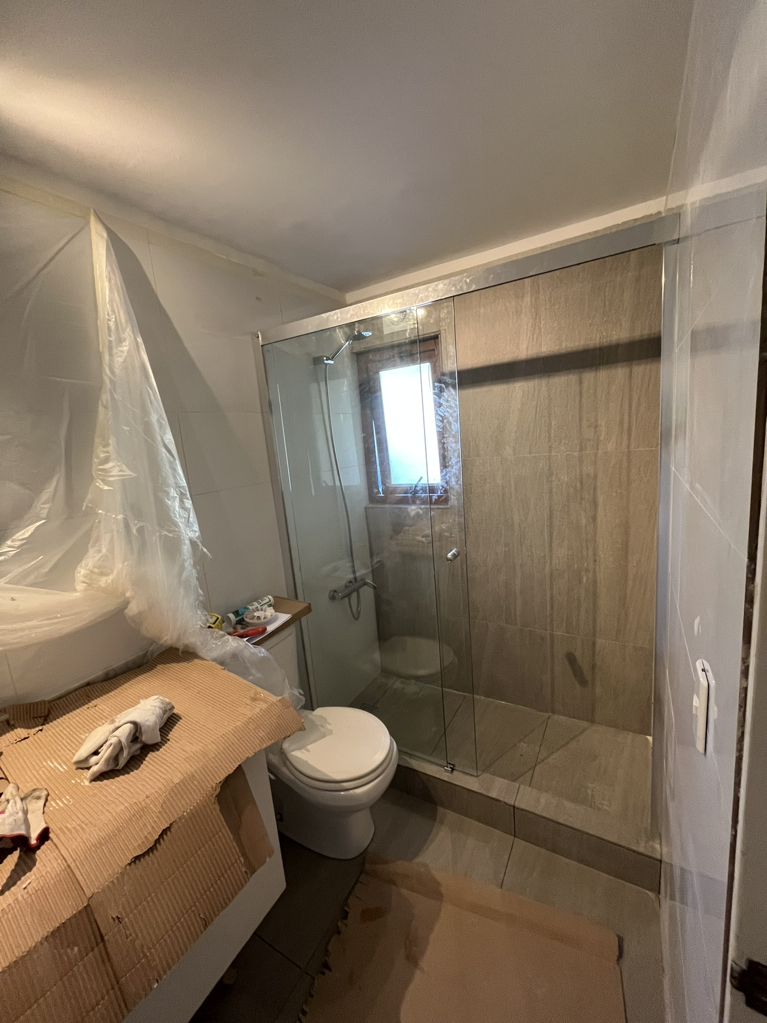 Instalación de shower door en baño moderno