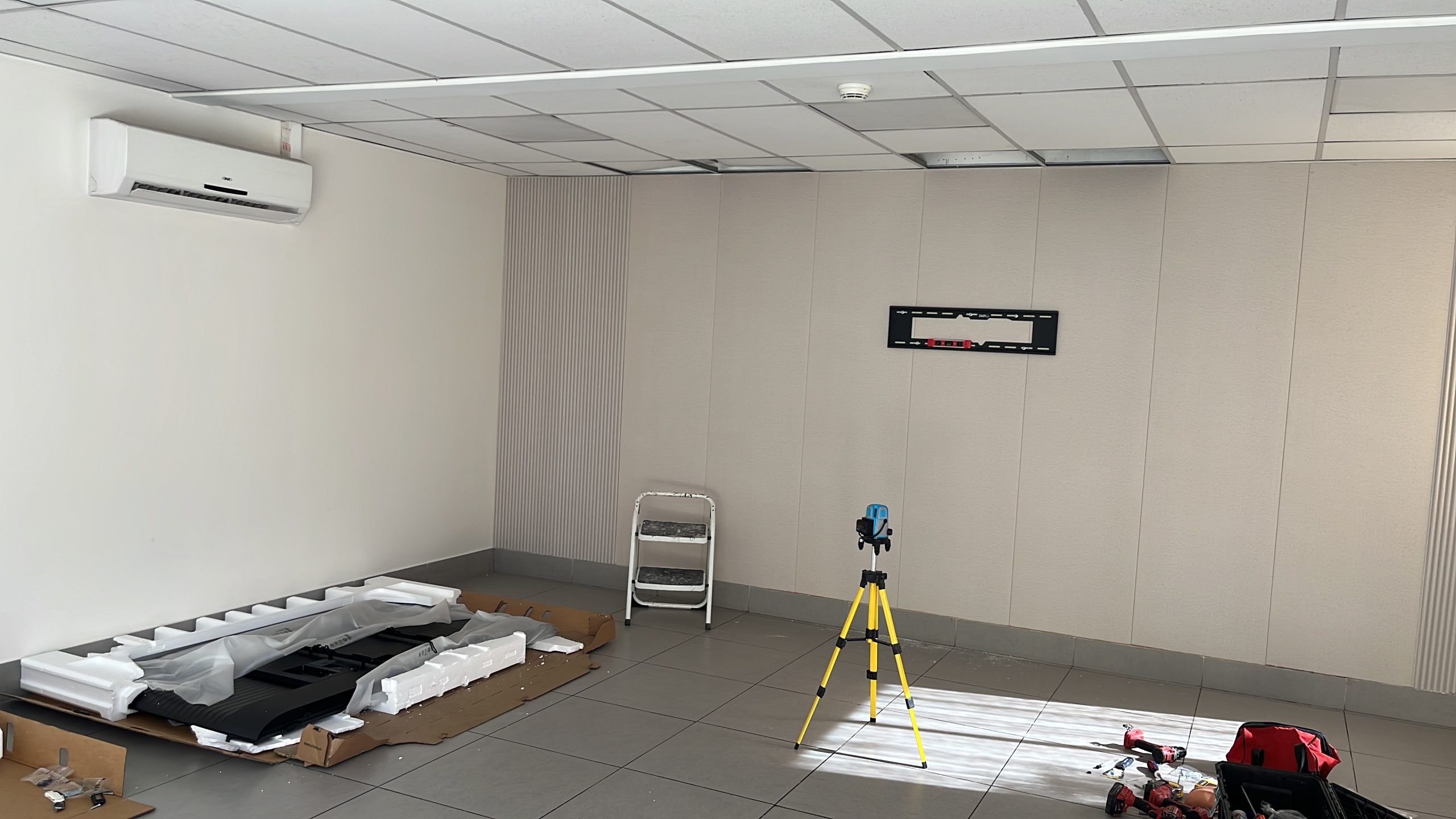 Instalación de TV en sala de capacitación
