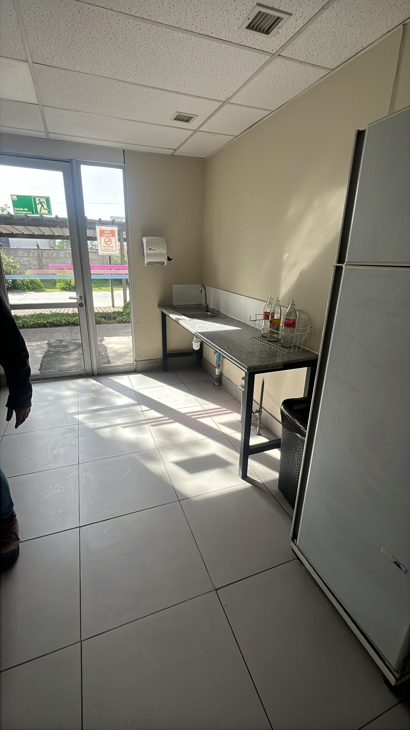 Kitchenette de oficina remodelada en Santiago
