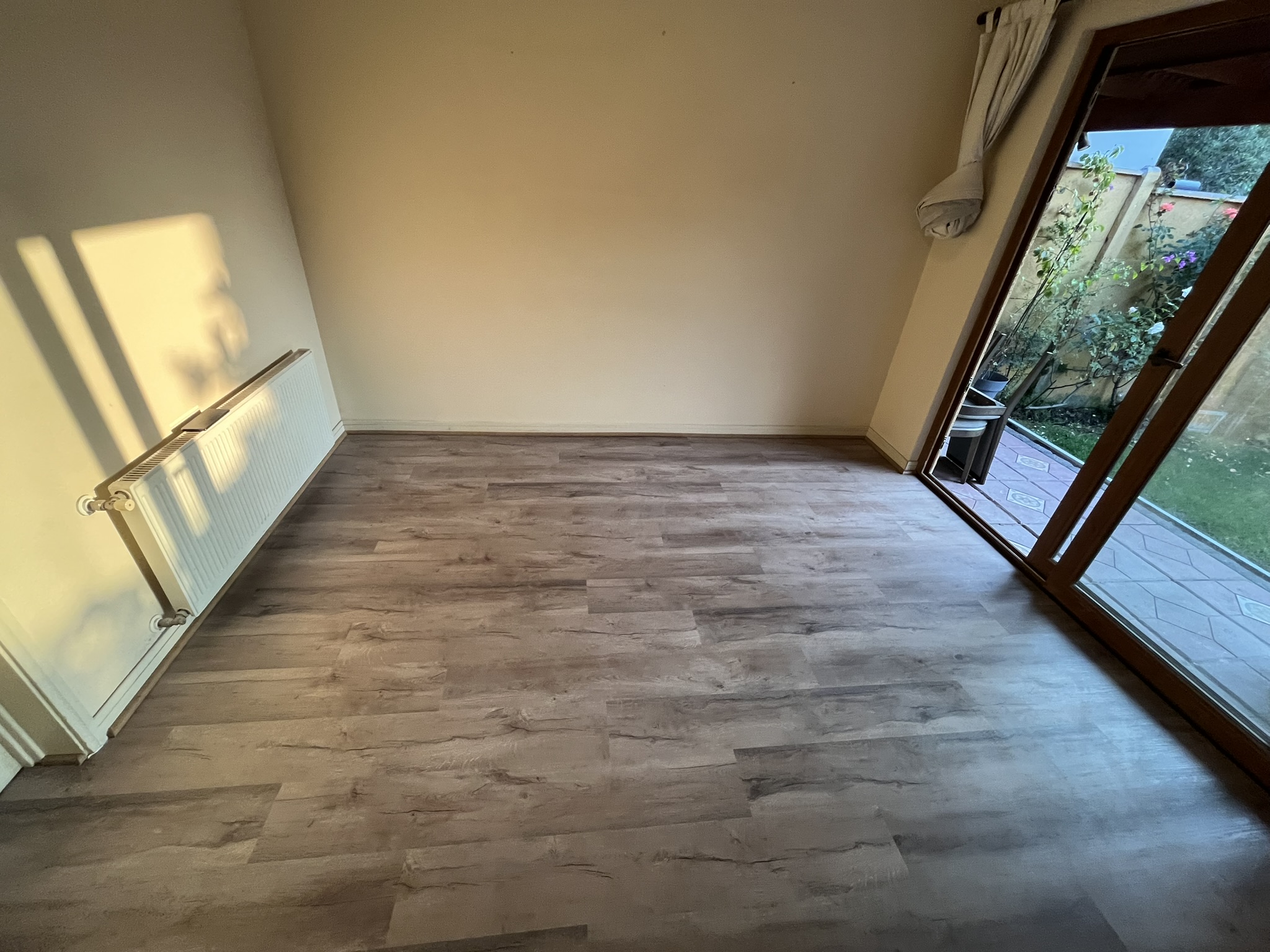Living remodelado con piso vinílico SPC en Santiago