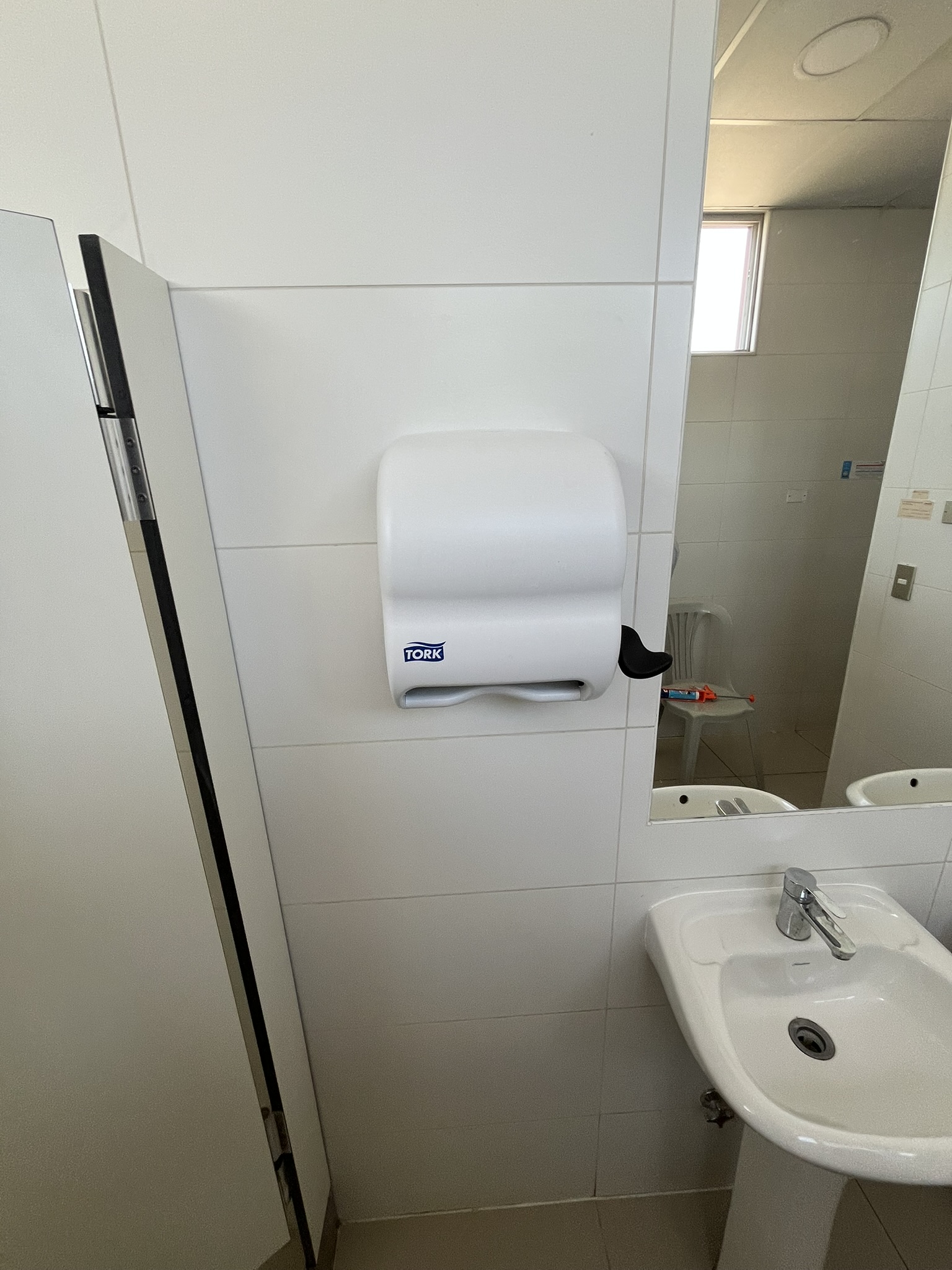 Mantención de lavamanos industrial en baño corporativo