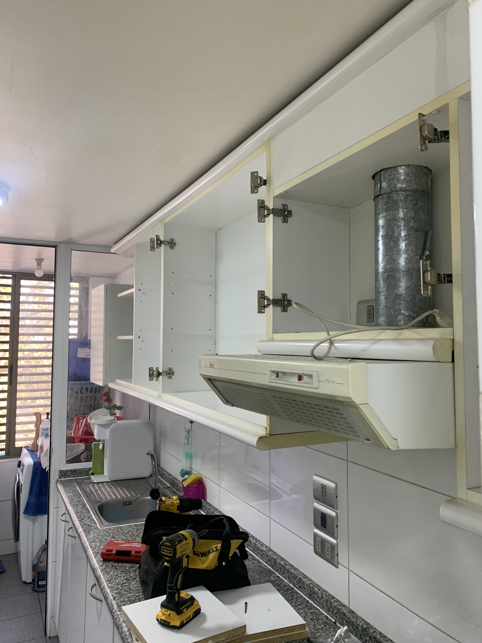 Montaje de muebles superiores de cocina