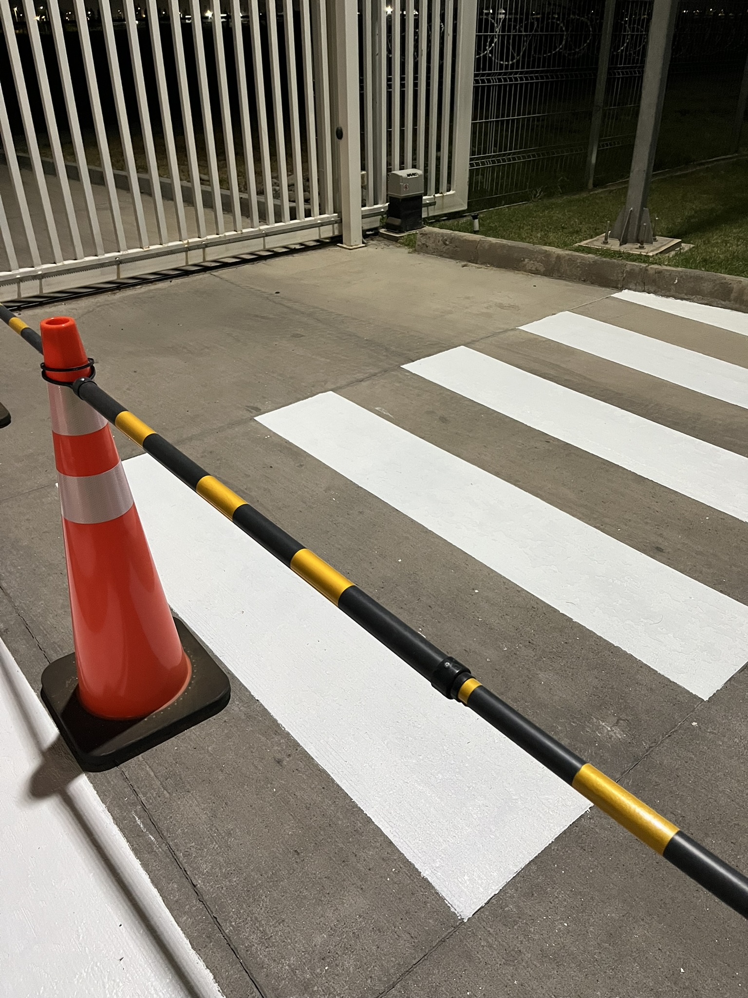 Demarcación de paso peatonal industrial con pintura vial blanca