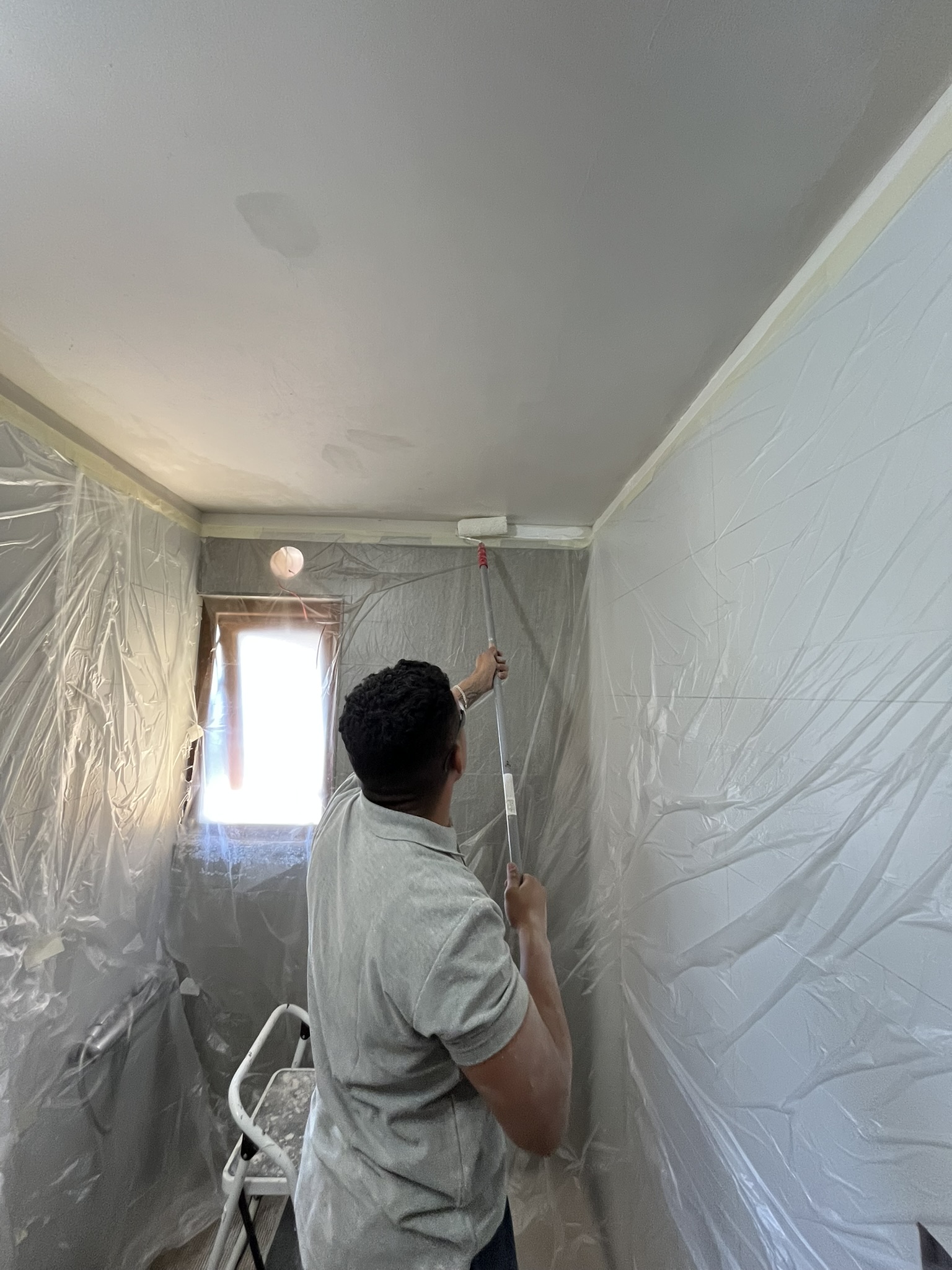 Pintura de cielo en baño durante remodelación