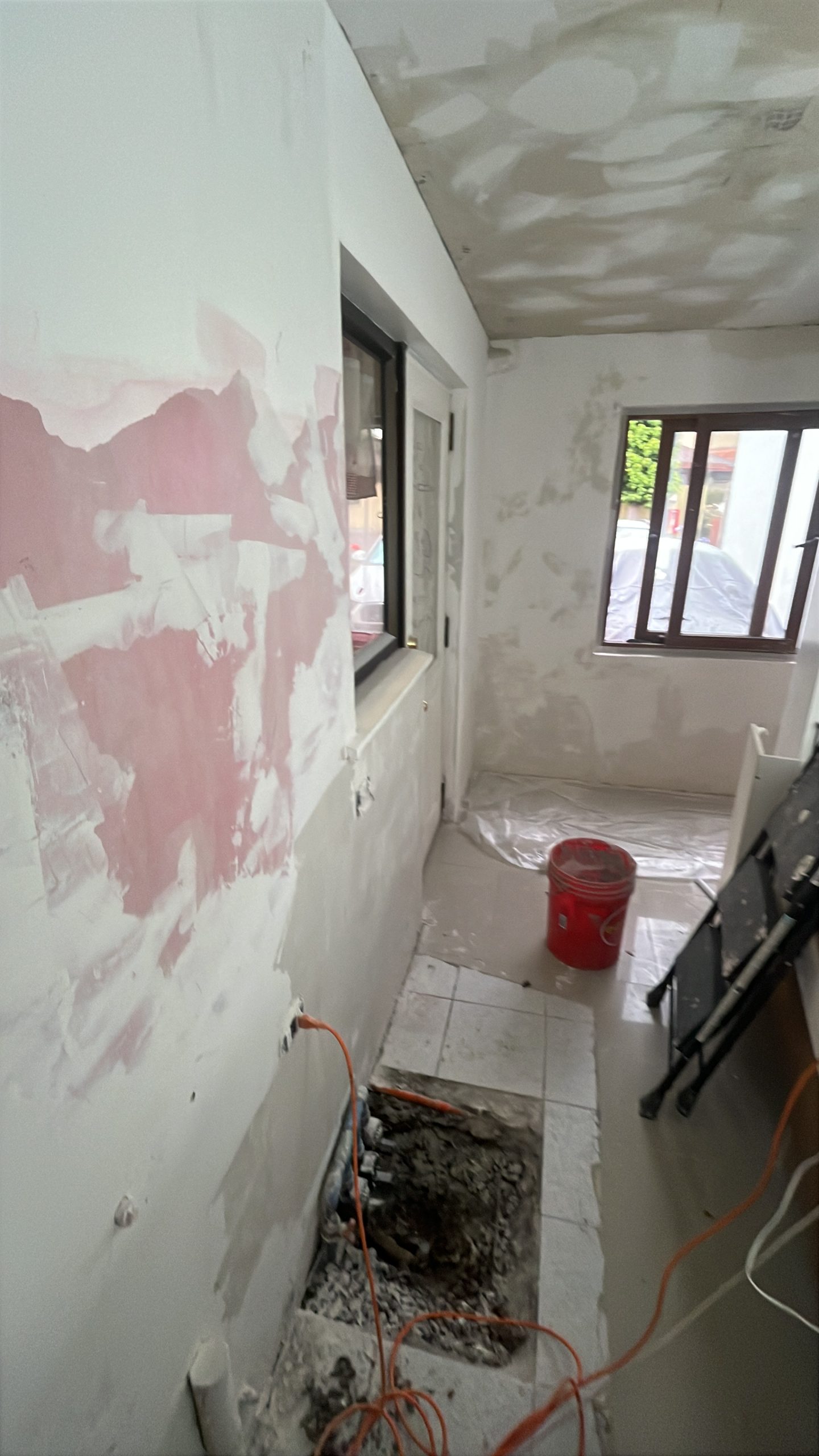 Preparación de muros durante remodelación de cocina