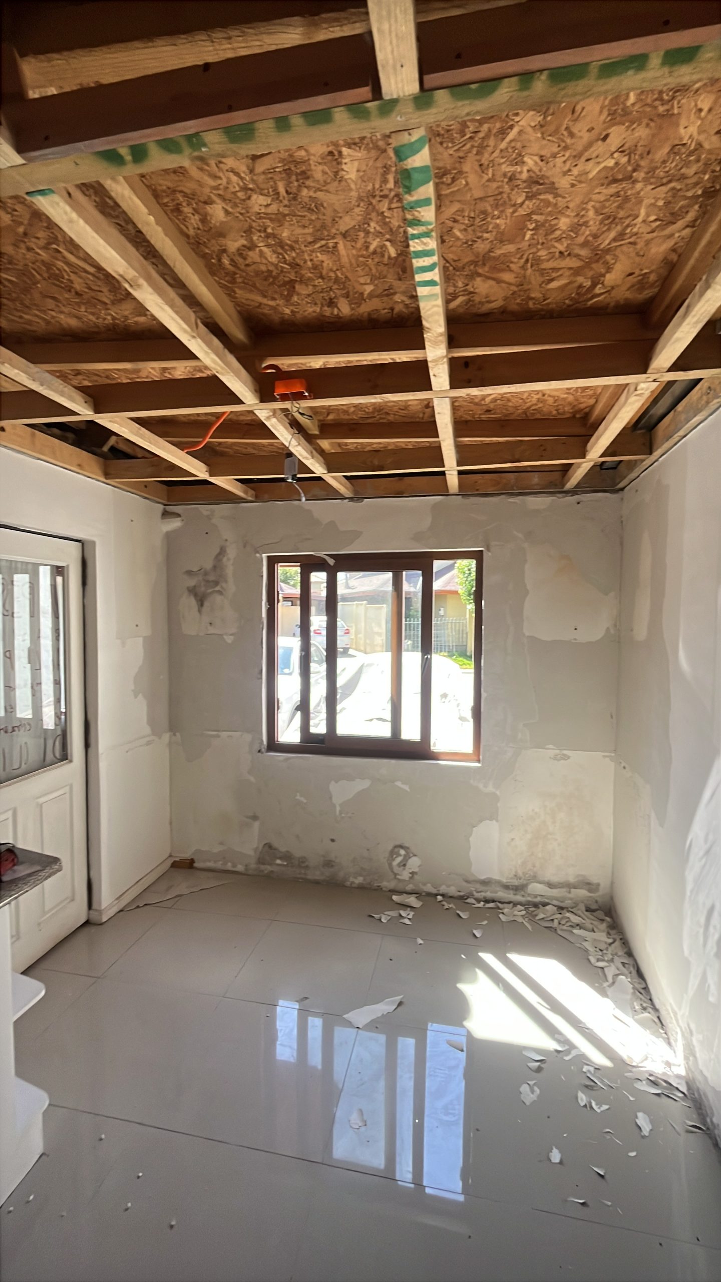 Inicio de remodelación de cocina con cielo desmontado
