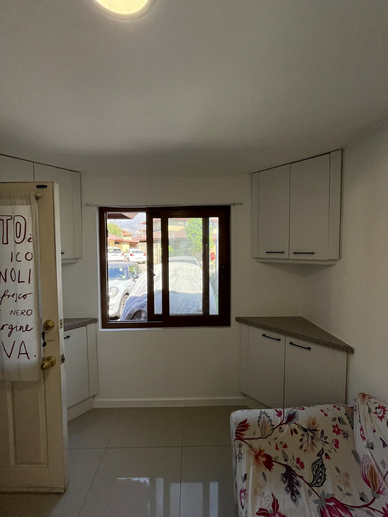 Comparativa antes y después de remodelación de cocina moderna en Santiago