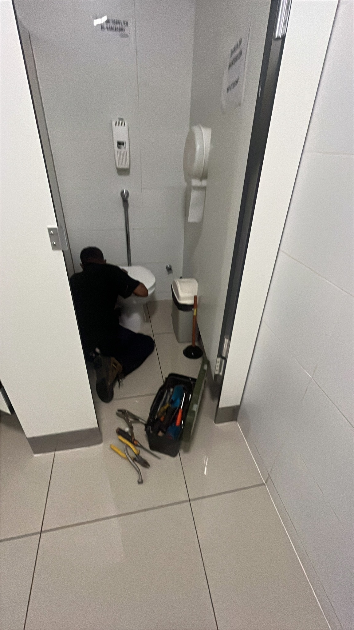 Reparación de baño corporativo en Santiago
