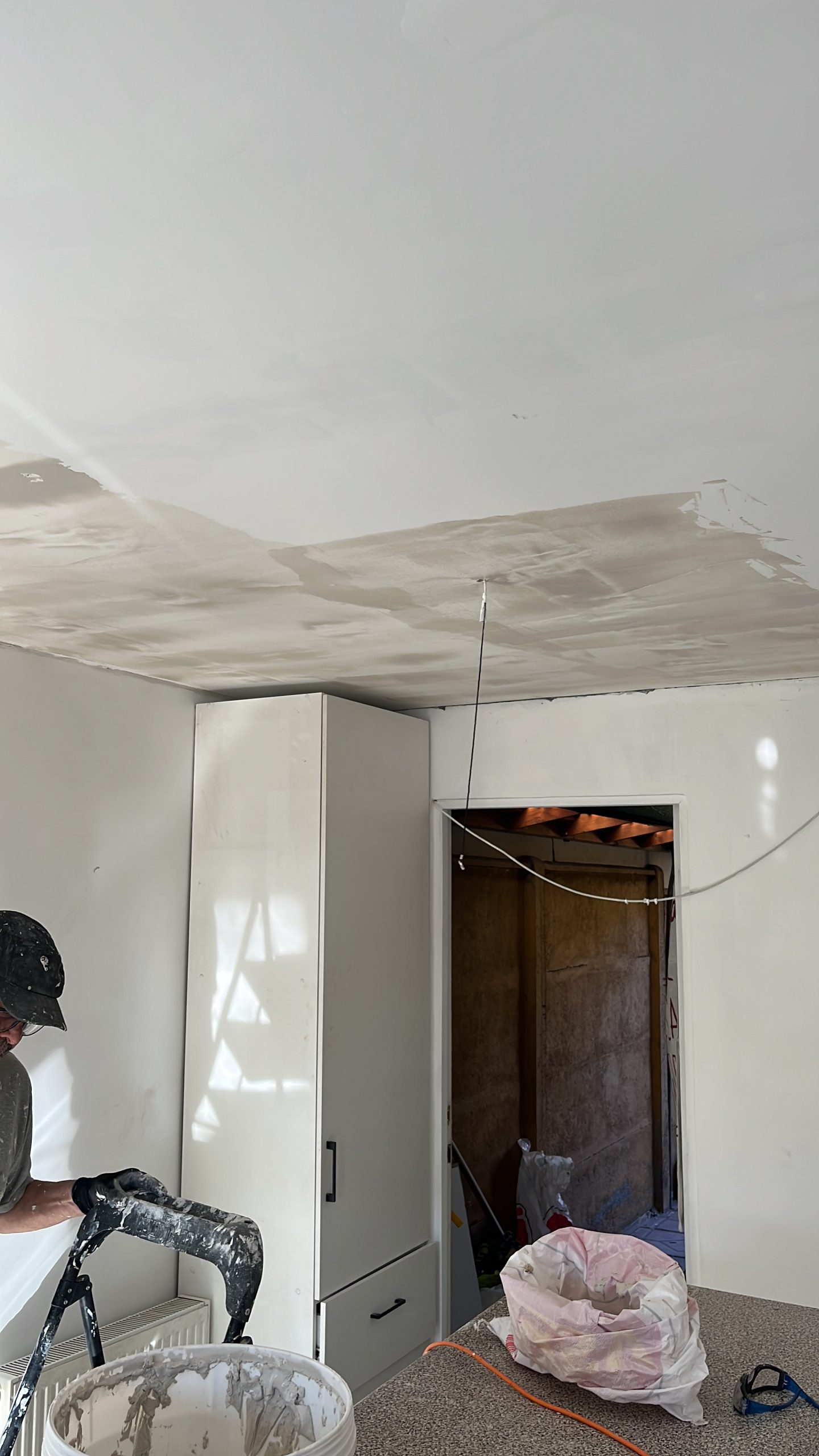 Reparación de cielo durante remodelación de cocina en Santiago