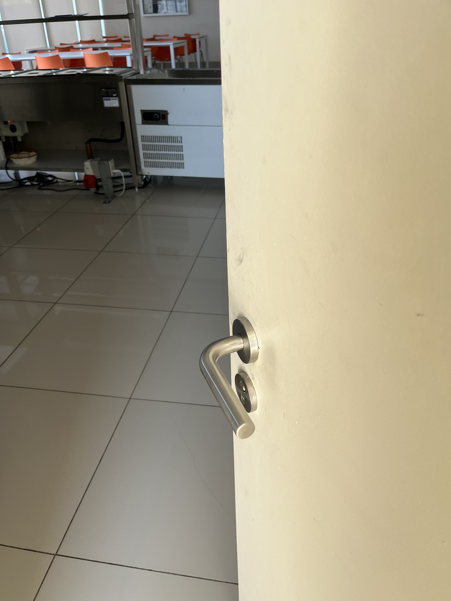 Reparación de puerta en oficina