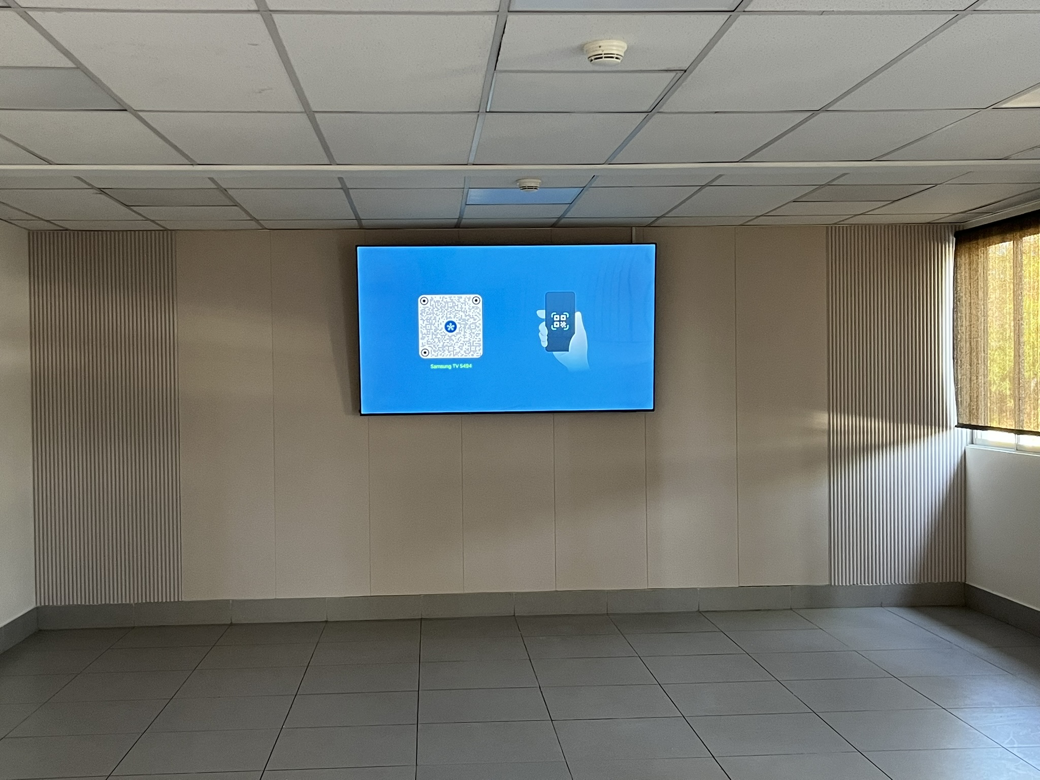 Sala corporativa con TV montada