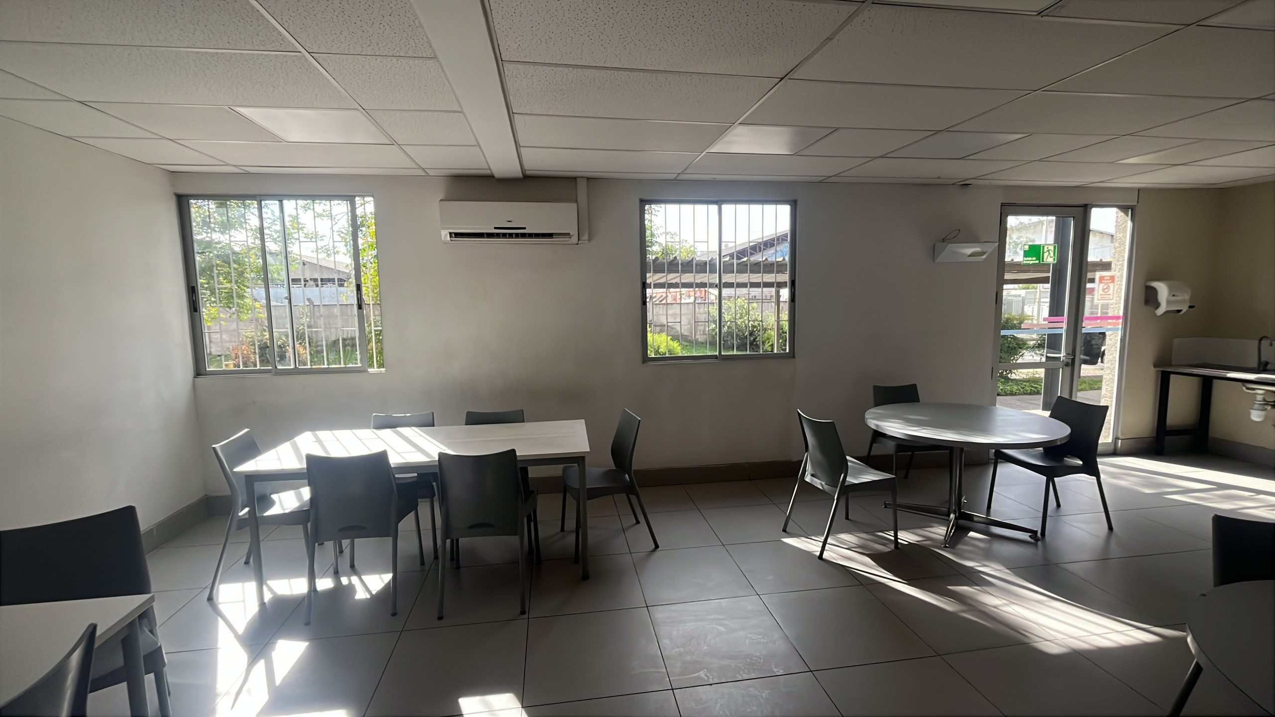 Sala de reuniones y comedor corporativo remodelado