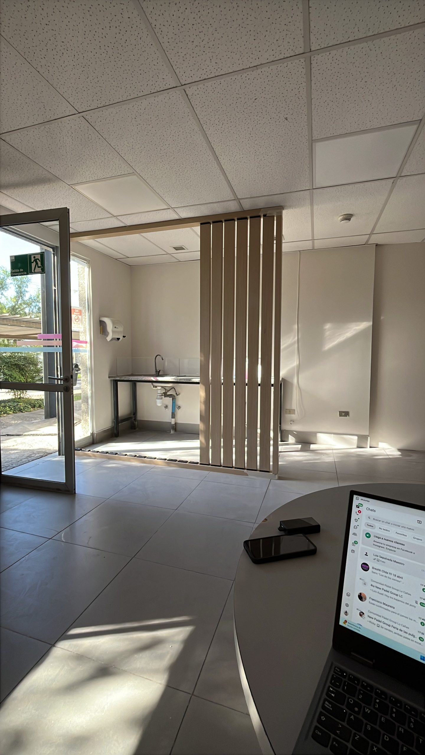 Separador de listones de madera en oficina
