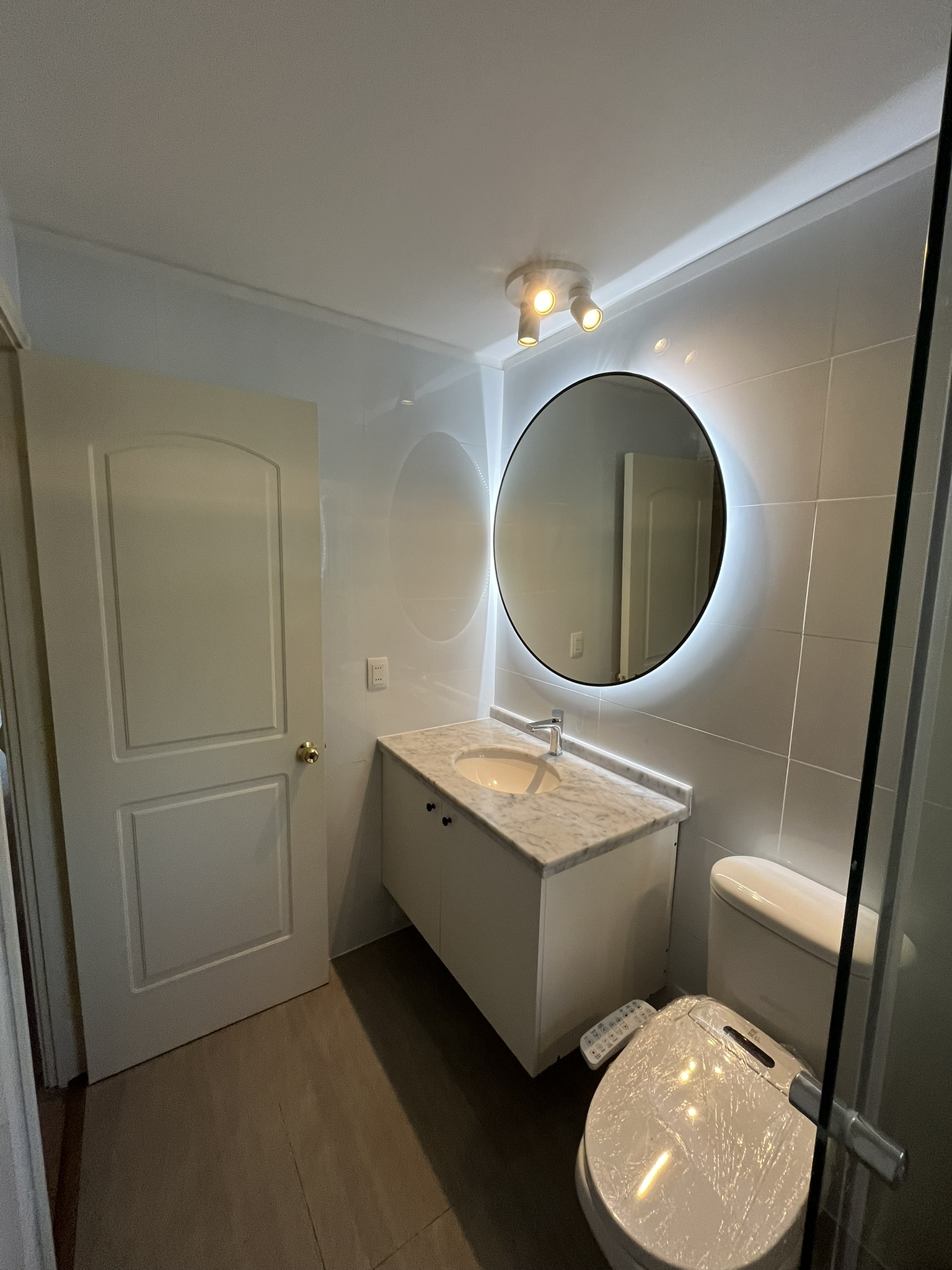 Vanitorio moderno en baño remodelado